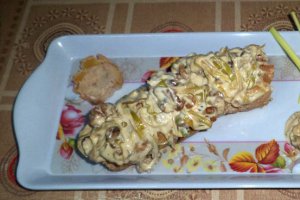 Rulada de porc umpluta cu ananas si sos alb de nuci