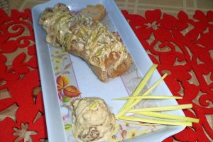 Rulada de porc umpluta cu ananas si sos alb de nuci