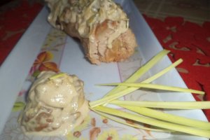 Rulada de porc umpluta cu ananas si sos alb de nuci