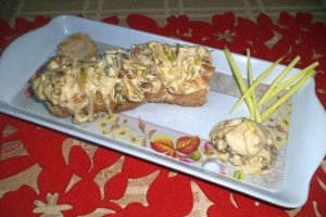 Rulada de porc umpluta cu ananas si sos alb de nuci