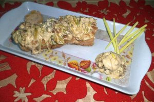 Rulada de porc umpluta cu ananas si sos alb de nuci