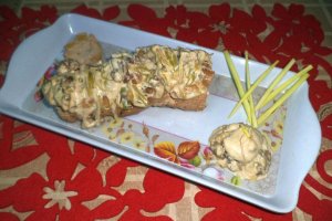 Rulada de porc umpluta cu ananas si sos alb de nuci