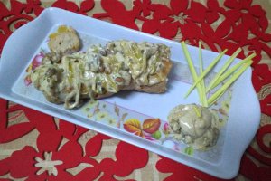 Rulada de porc umpluta cu ananas si sos alb de nuci