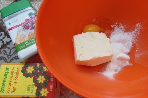 Tarta cu fructe de padure si umplutura de branza