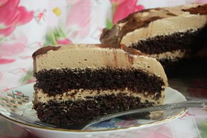 Tort cu blat de cacao si crema cu ciocolata, cafea si mascarpone