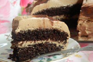 Tort cu blat de cacao si crema cu ciocolata, cafea si mascarpone