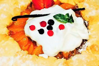 Tarta cu dulceata si piersici din compot