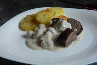 Muschiulet de caprioara cu sos de ciuperci