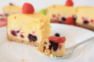 Cheesecake cu Fructe de Padure si Crema de Zmeura
