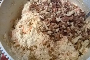 Salata de pui, telina,mere, morcovi si miez de nuca