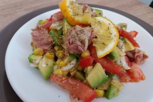 Salata de avocado cu ton