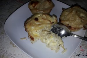 Cuiburi de spaghete cu branza