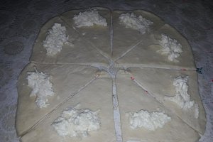 Cornuri cu branza si cascaval