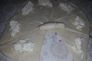 Cornuri cu branza si cascaval