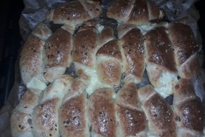 Cornuri cu branza si cascaval