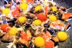 Tigaie cu ciuperci, mozzarella si busuioc