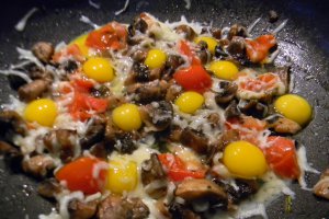 Tigaie cu ciuperci, mozzarella si busuioc