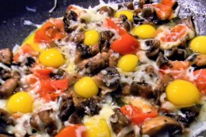Tigaie cu ciuperci, mozzarella si busuioc