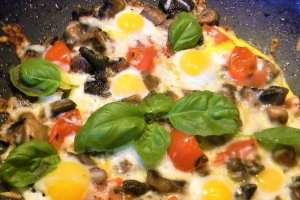 Tigaie cu ciuperci, mozzarella si busuioc