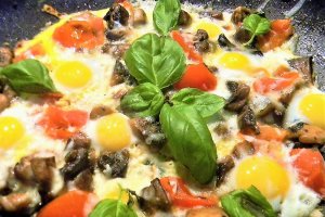 Tigaie cu ciuperci, mozzarella si busuioc