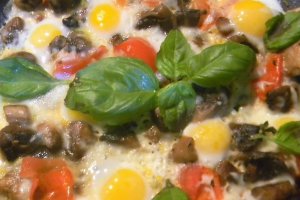 Tigaie cu ciuperci, mozzarella si busuioc