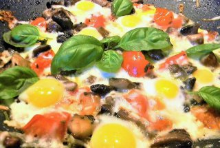 Tigaie cu ciuperci, mozzarella si busuioc
