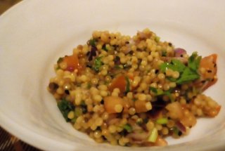 salata de cous-cous cu apa de trandafiri,susan negru si ceapa rosie