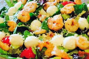 Salata italiana cu creveti si parmezan