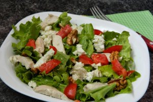 Salata cu piept de pui si branza feta