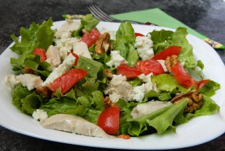 Salata cu piept de pui si branza feta