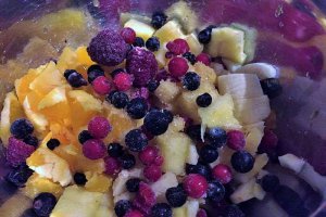 Salata de fructe cu cocos si busuioc