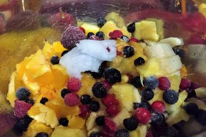 Salata de fructe cu cocos si busuioc