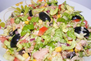 Salata de legume si verdeata, cu ton