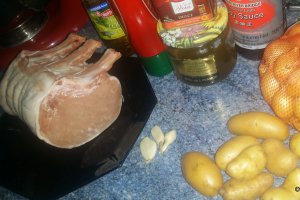 Friptura de porc cu cartofi mici la cuptor