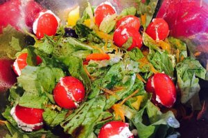 Salata cu rosii cherry umplute si crutoane