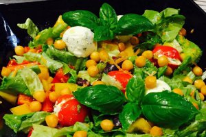 Salata cu rosii cherry umplute si crutoane