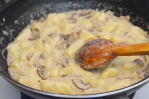 Gnocchi facuti in casa cu sos alb cu praz si ciuperci brune