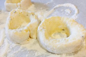 Aperitiv reteta de preparare a papanasilor rustici cu branza sarata si sos de smantana