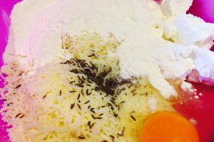 Aperitiv reteta de preparare a papanasilor rustici cu branza sarata si sos de smantana