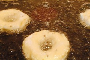Aperitiv reteta de preparare a papanasilor rustici cu branza sarata si sos de smantana