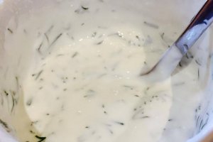 Aperitiv reteta de preparare a papanasilor rustici cu branza sarata si sos de smantana