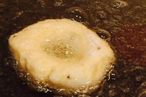 Aperitiv reteta de preparare a papanasilor rustici cu branza sarata si sos de smantana
