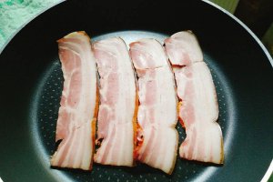 Aperitiv mic dejun cu bacon,crema de branza si ou posat