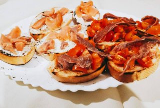 Aperitiv bruschete mixte cu rosii si ansoa