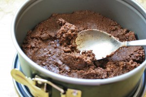 Desert tort de ciocolata si banane fara coacere