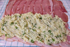 Aperitiv rulada cu bacon si cascaval