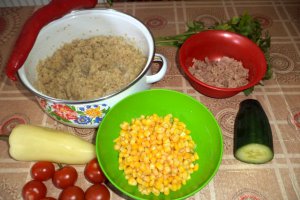 Salata cu quinoa, ton si migdale