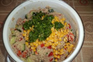 Salata cu quinoa, ton si migdale