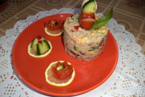 Salata cu quinoa, ton si migdale