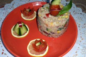 Salata cu quinoa, ton si migdale